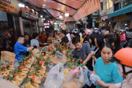 Người Hà Nội 'thức cùng trời sáng' xếp hàng mua gà ngậm bông hồng giá 'khủng'