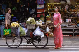 “Gái xinh vũ trụ VFC” xúng xính áo dài, thả dáng giữa phố Sài Gòn