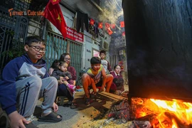 Người Hà Nội thức xuyên đêm gói bánh chưng, giữ gìn nét Tết truyền thống