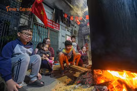 Người Hà Nội thức xuyên đêm gói bánh chưng, giữ gìn nét Tết truyền thống
