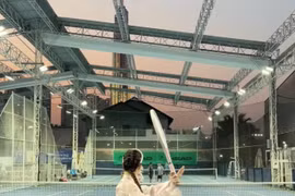 Hoa hậu Lương Thùy Linh gây chú ý khi diện áo dài ra sân tennis