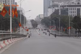 Phố phường Hà Nội vắng lặng, bình yên trong sáng mùng 1 Tết 