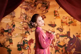 Lê Tú Vi diện áo dài khoe nhan sắc “miễn chê” với gương mặt không tì vết