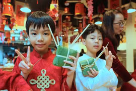 Học sinh Marie Curie rộn ràng hội gói bánh chưng, gìn giữ hồn Tết Việt