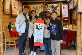 Hội chữ Xuân Văn Miếu 2026 hút khách xin chữ ngày cận Tết 