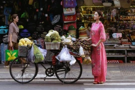 “Gái xinh vũ trụ VFC” xúng xính áo dài, thả dáng giữa phố Sài Gòn