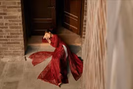 Hoàng Thùy Linh diện áo dài chúc mừng năm mới, nhan sắc gây sốt