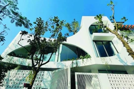 Ấn tượng nhà 3 tầng sở hữu những đường cong mềm mại 