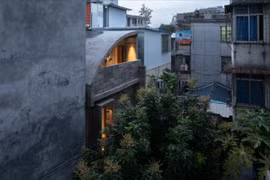 Nhà 2 tầng nổi bật giữa phố cổ nhờ mái cong bê tông lạ mắt