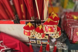 Gấu bông, mũ, khăn choàng sao vàng... mừng Quốc khánh 2/9 "nhuộm đỏ" Hà Nội 