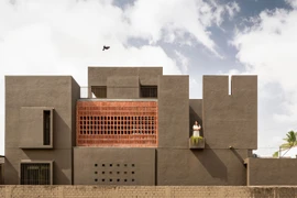 Nhà hướng Tây cản nắng nóng bằng gạch thông gió