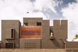 Nhà hướng Tây cản nắng nóng bằng gạch thông gió