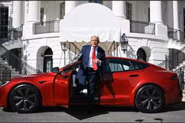 "Dỗi" Elon Musk, Tổng thống Trump bán rẻ Tesla Model S