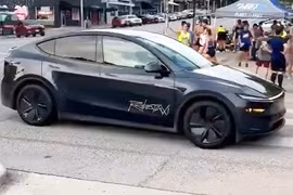 Robotaxi Tesla Model Y đầu tiên lăn bánh trên đường phố Mỹ