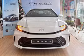 Toyota Camry đang được giảm giá bán tới 100 triệu đồng