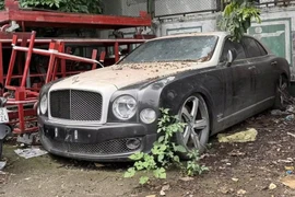 Bentley Mulsanne trị giá chục tỷ "bỏ xó" ở sân bóng Hà Nội