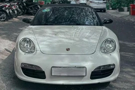 Porsche Boxster 987 "cực hiếm" bản số sàn tái xuất ở TP.HCM 