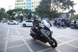 Yamaha XMAX 300 cho hành hơn trình dài khi thành phố mở rộng
