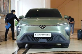 VinFast Limo Green giá 749 triệu đồng, chạy 450km/lần sạc