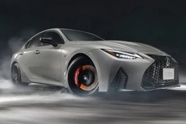 Chi tiết Lexus IS 500 Climax Edition 2025, từ 1,69 tỷ đồng