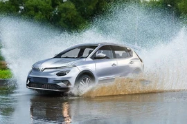 Lái xe ôtô điện qua đường ngập lụt cần lưu ý gì?