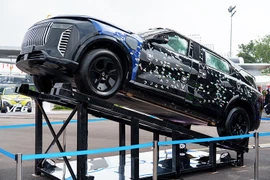 Tận thấy Lạc Hồng 900 LX trúng hàng trăm viên đạn, bom, mìn vẫn "ngon"