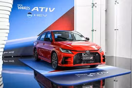 Cận cảnh Toyota Vios Hybrid 2025 "mới cứng", từ 582 triệu đồng