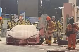 Lamborghini Revuelto hơn 700.000 USD bất ngờ "phát hoả" tại trạm xăng