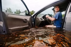 Nội thất ôtô bị ngập nước phải làm gì, xử lý ra sao?