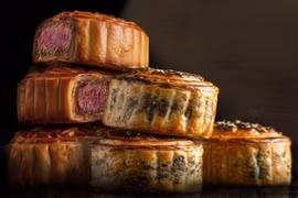 Những mẫu bánh trung thu đắt đỏ gây sốt thị trường 2025