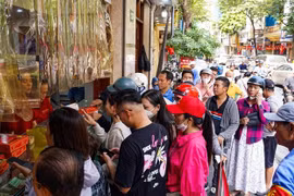 Xếp hàng dài chờ mua bánh trung thu truyền thống ở Hà Nội 
