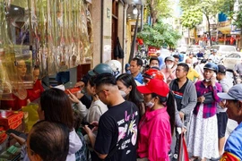 Xếp hàng dài chờ mua bánh trung thu truyền thống ở Hà Nội 