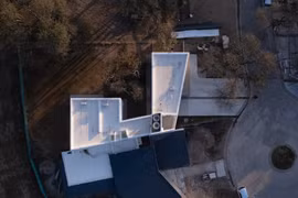 Chiêm ngưỡng ngôi nhà độc đáo với kiến trúc bất đối xứng 