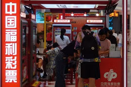 Mua vé số cào "cho đỡ buồn" lúc trú mưa, người phụ nữ trúng gần 4 tỷ