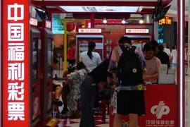 Mua vé số cào "cho đỡ buồn" lúc trú mưa, người phụ nữ trúng gần 4 tỷ