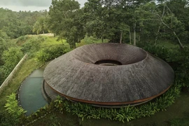 Chiêm ngưỡng biệt thự tròn độc đáo giữa rừng nhiệt đới 