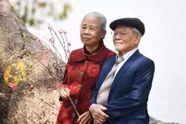 Giáp Tết, dòng người nườm nượp đổ về Hồ Gươm, phố cổ Hà Nội