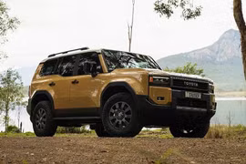 Toyota Land Cruiser Prado Altitude từ 1,69 tỷ đồng, sinh ra để off-road