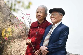 Giáp Tết, dòng người nườm nượp đổ về Hồ Gươm, phố cổ Hà Nội