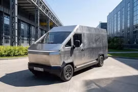 Russo-Balt F200 - xe van điện vỏ thép giá 2,2 tỷ, bảo hành 100 năm