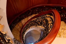 Toàn cảnh siêu biệt thự gỗ quý hiếm của đại gia đất mỏ 