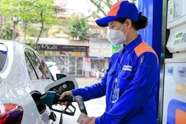 Giá xăng tăng mạnh, RON 95 vượt 21.000 đồng/lít
