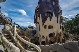 Cận cảnh ngôi nhà "dị" nhất Đà Lạt được báo Mỹ ca tụng