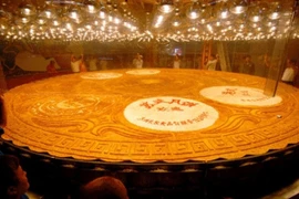 Những chiếc bánh trung thu khổng lồ gây sốt thị trường 