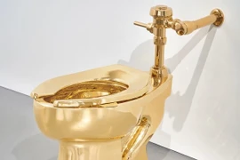Lộ diện chiếc bồn cầu vàng nguyên khối được định giá hơn 200 tỷ đồng 