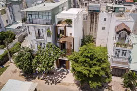 Nhà phố "ngập sáng" nhờ thiết kế lệch tầng và giếng trời