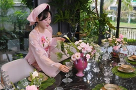 Danh tính 'nữ tổng tài' mỗi tối đưa chồng đến một nước khác nhau trên bàn ăn