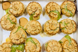 Mẻ bánh Trung thu nhân cốm xào cực viral, nhận hàng chục nghìn lượt like