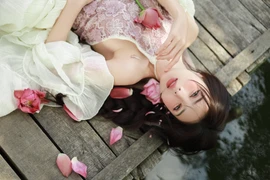 Lilly Luta chụp ảnh hoa sen, netizen khen ngợi hết lời về nhan sắc