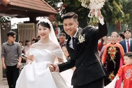 Lấy chàng trai nhà đối diện, cô dâu Hà Nội tiết lộ bản cam kết độc lạ của mẹ